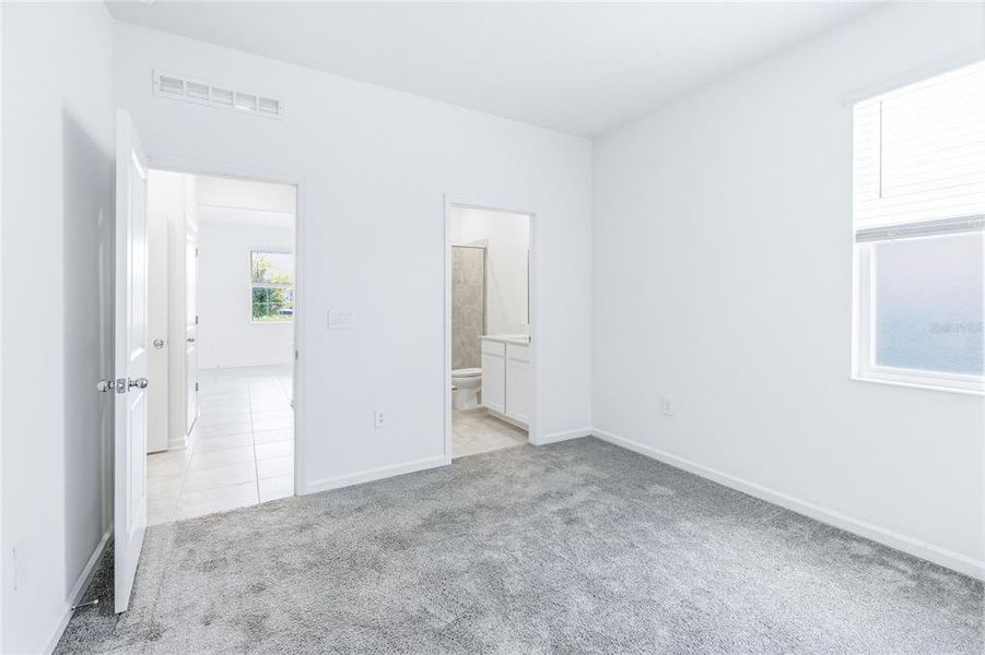 Spacious, unfurnished interior of a new home in Peace Creek Reserve, Winter Haven (Image 29).