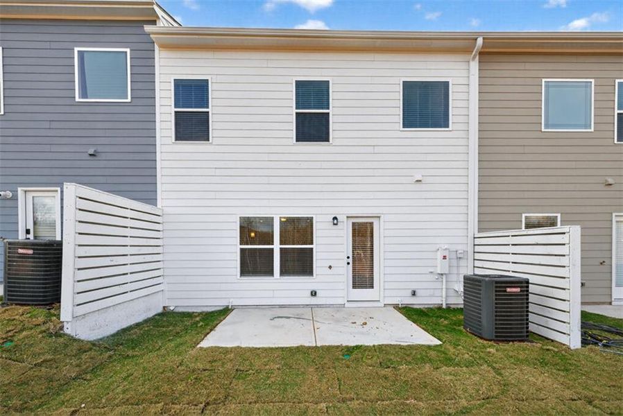 Exterior details and patio area of a home in Sanders Park, Austell (Image 3).
