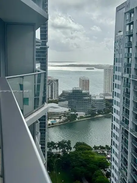 Condo located in Miami, FL showcasing its design and architecture (Image 18).