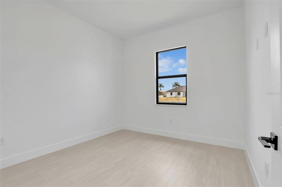 Spacious, unfurnished interior of a new home in , Cape Coral (Image 25).