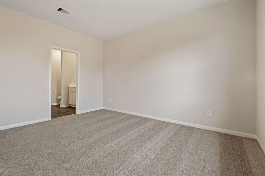 Spacious, unfurnished interior of a new home in Trails at Cochran Ranch, Waller (Image 20).