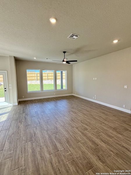 Spacious, unfurnished interior of a new home in Meyer Ranch – Legacy Series, New Braunfels (Image 12). Spacious, unfurnished interior of a new home in Meyer Ranch – Legacy Series, New Braunfels (Image 12).