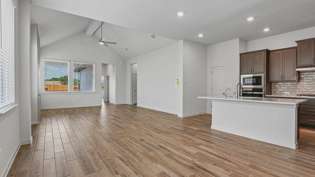 Spacious, unfurnished interior of a new home in Stream Waters, Seguin (Image 9).