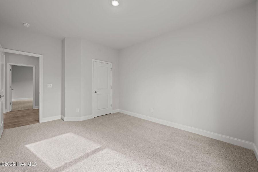 Spacious, unfurnished interior of a new home in Fairfield Harbour, New Bern (Image 26).