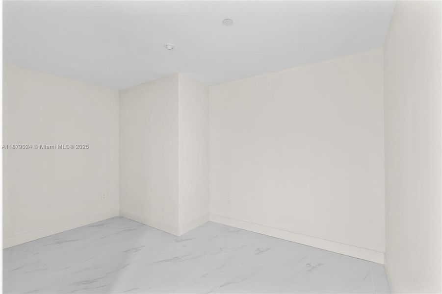 Spacious, unfurnished interior of a new home in Aria Reserve, Miami (Image 20).