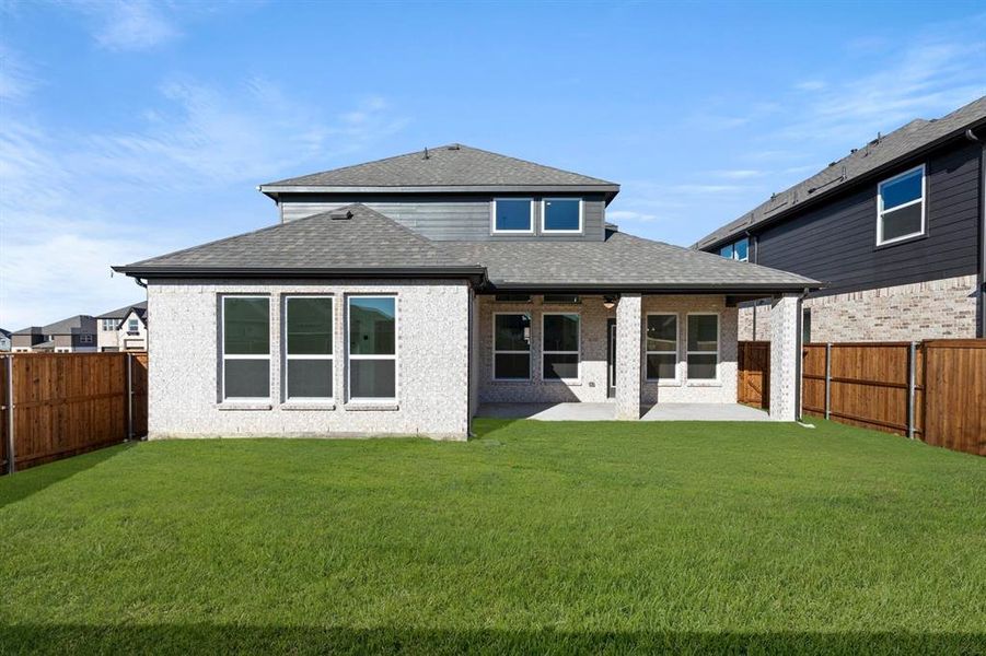 Exterior details and patio area of a home in Edgewood Creek, Celina (Image 4).