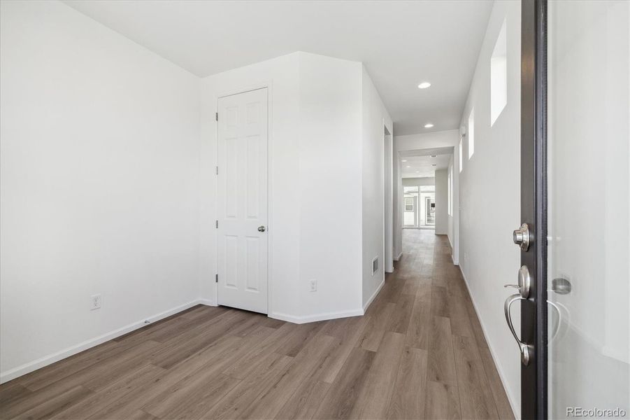 Spacious, unfurnished interior of a new home in Skyview at High Point, Aurora (Image 5).