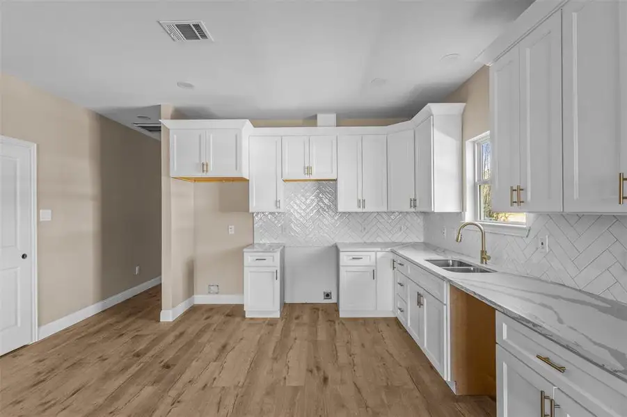 Furnished interior view inside a new home in , Corsicana (Image 6).