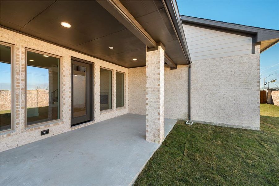 Exterior details and patio area of a home in Avondale, Fate (Image 3).