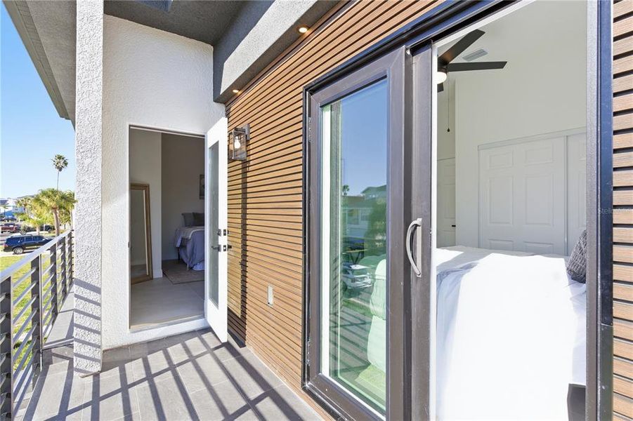 Exterior details and patio area of a home in , New Port Richey (Image 33).