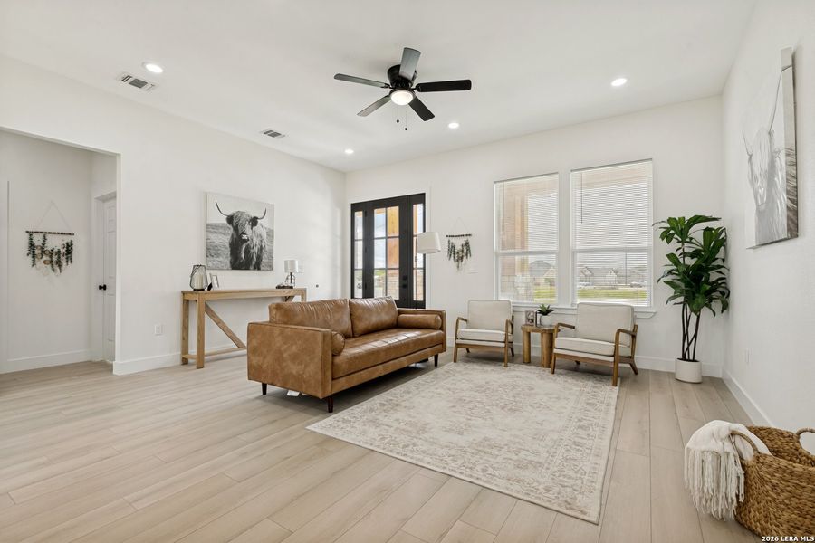 Furnished interior view inside a new home in , Atascosa (Image 19).