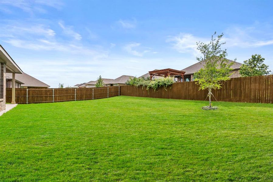 Exterior details and patio area of a home in Saratoga, Granbury (Image 4).