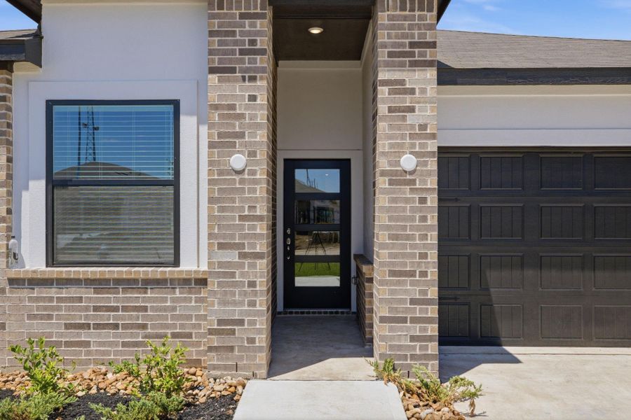 Exterior details and patio area of a home in , Rosenberg (Image 3).