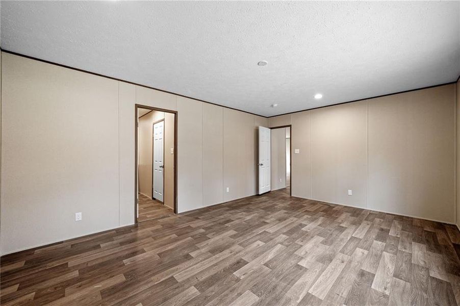 Spacious, unfurnished interior of a new home in , Alto (Image 9).