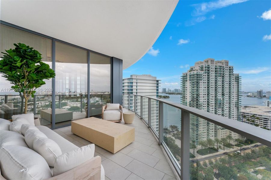 Condo located in Miami Beach, FL showcasing its design and architecture (Image 21).