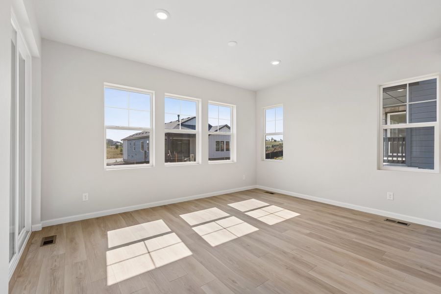 Spacious, unfurnished interior of a new home in Sterling Ranch, Littleton (Image 16).