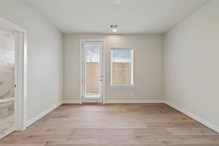 Spacious, unfurnished interior of a new home in Willowbend Point, Houston (Image 20).
