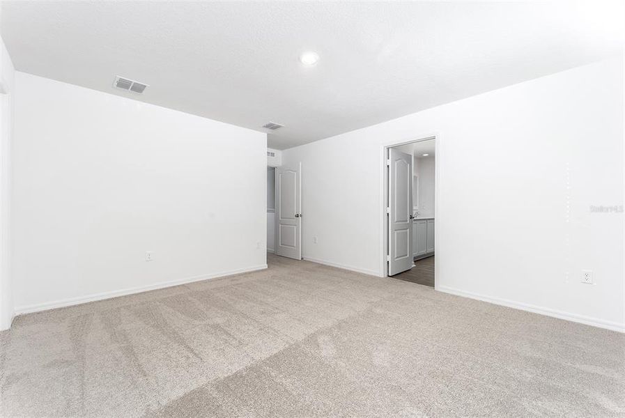 Spacious, unfurnished interior of a new home in Tula Parc, Astatula (Image 13).