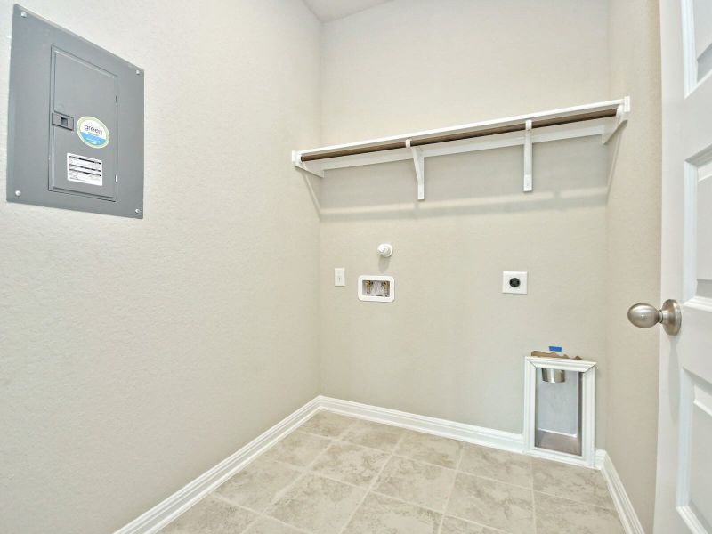 Spacious, unfurnished interior of a new home in Thomas Pond, San Antonio (Image 21).