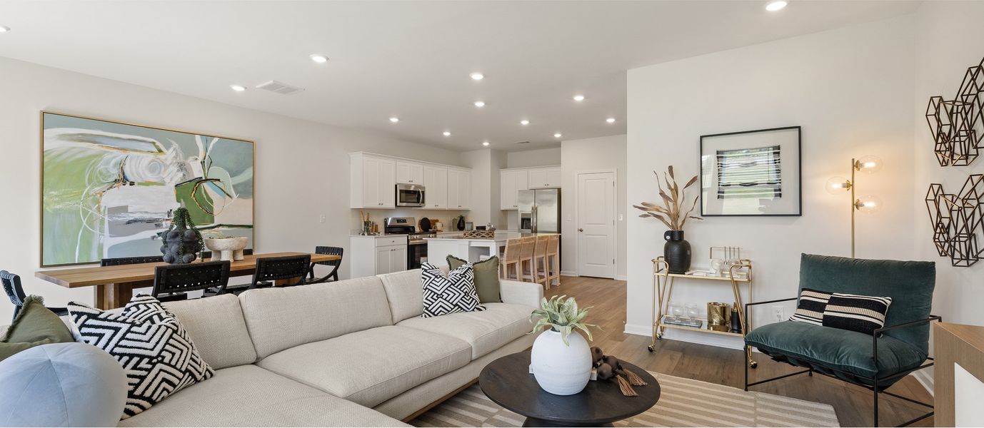 4257 Hawkins Family 3of3 F1 Base3 hero 081325