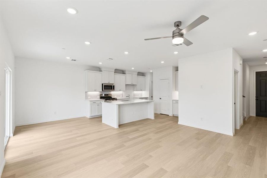 An open concept floor plan designed for entertaining! An open concept floor plan designed for entertaining!