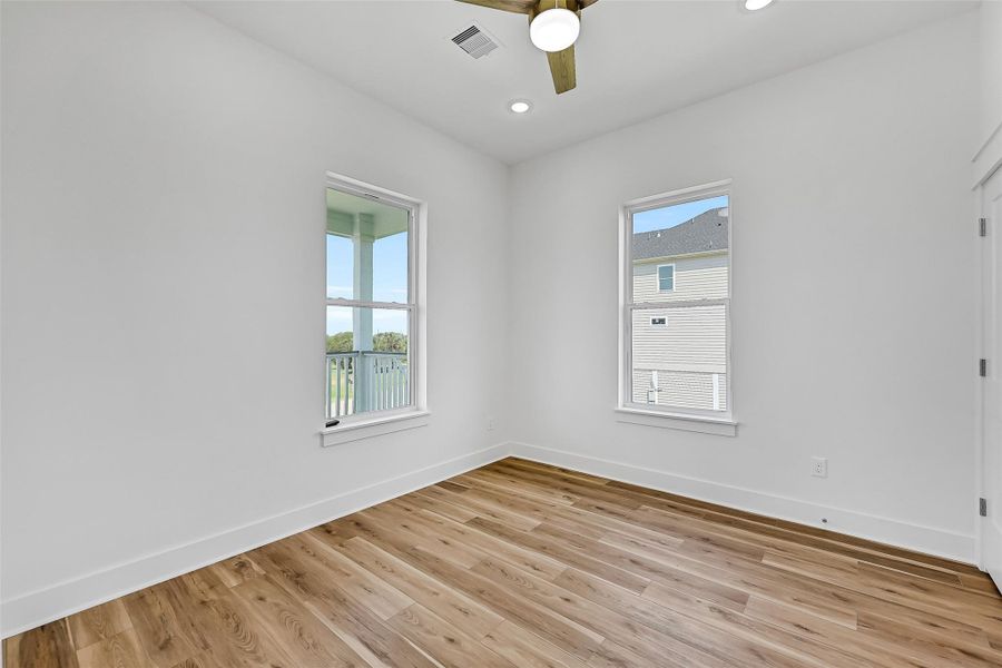 Spacious, unfurnished interior of a new home in , Galveston (Image 17).