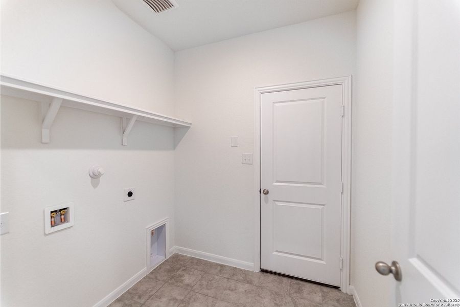 Spacious, unfurnished interior of a new home in Swenson Heights, Seguin (Image 10).