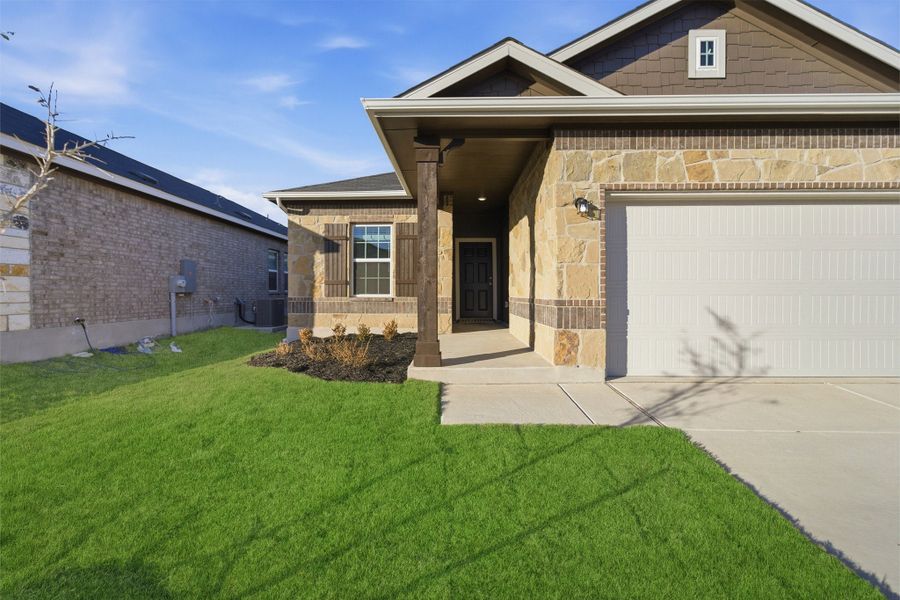 Exterior details and patio area of a home in Notting Hill, Converse (Image 3).