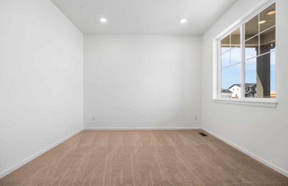 Spacious, unfurnished interior of a new home in Wolf Creek Run West, Strasburg (Image 34).