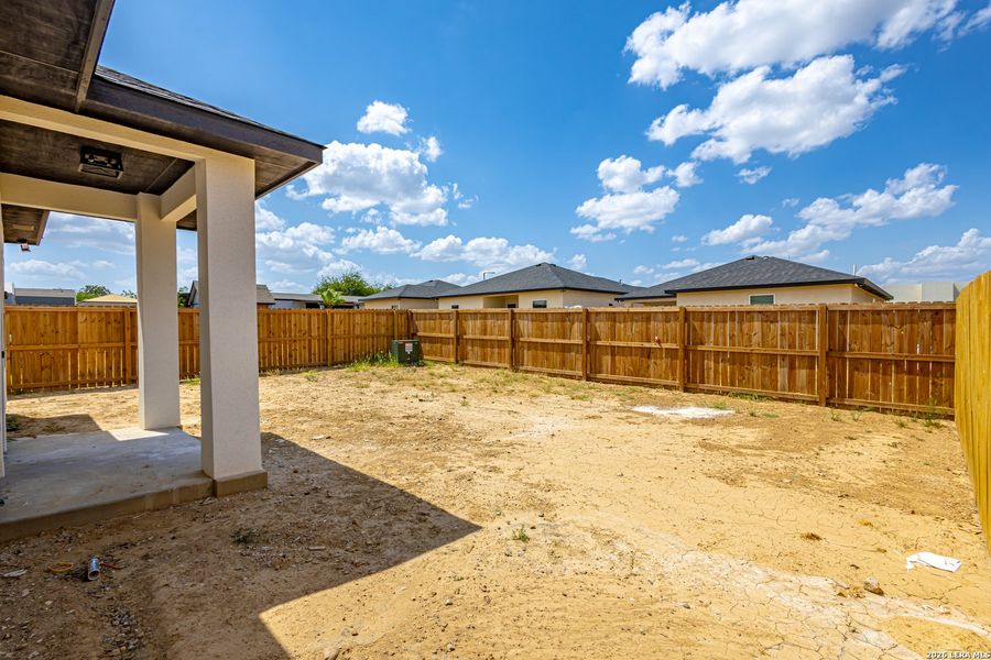 Exterior details and patio area of a home in , Laredo (Image 4).