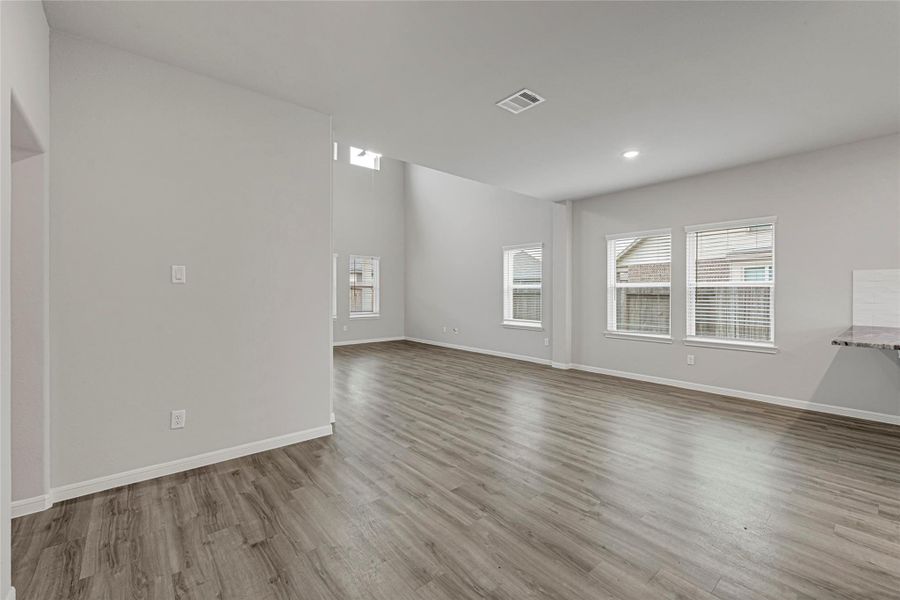 Spacious, unfurnished interior of a new home in Rollingbrook Estates, Baytown (Image 24).