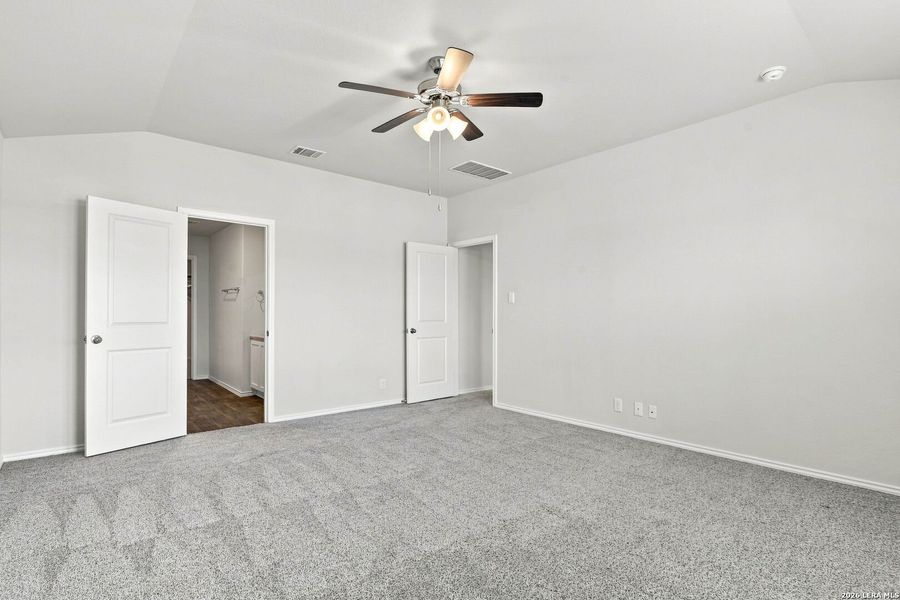 Spacious, unfurnished interior of a new home in Redbird Ranch, San Antonio (Image 16). Spacious, unfurnished interior of a new home in Redbird Ranch, San Antonio (Image 16).