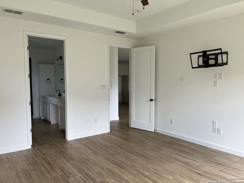 Spacious, unfurnished interior of a new home in , Laredo (Image 10). Spacious, unfurnished interior of a new home in , Laredo (Image 10).