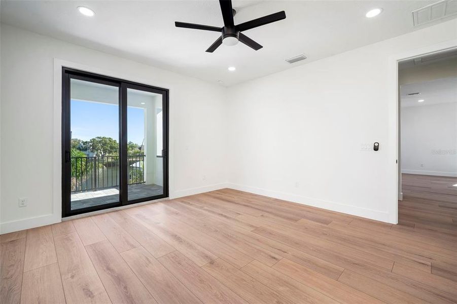 Spacious, unfurnished interior of a new home in , Apollo Beach (Image 43).