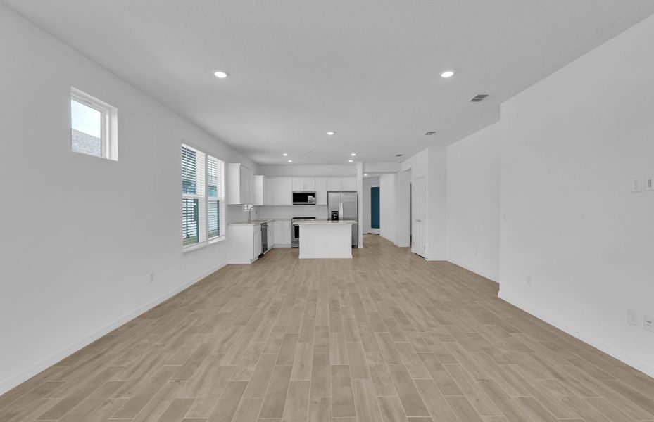 Spacious, unfurnished interior of a new home in Del Webb Wildlight, Yulee (Image 19).