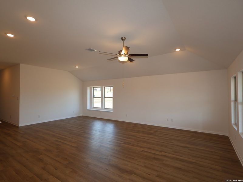Spacious, unfurnished interior of a new home in Chaparral Ranch, Floresville (Image 22).