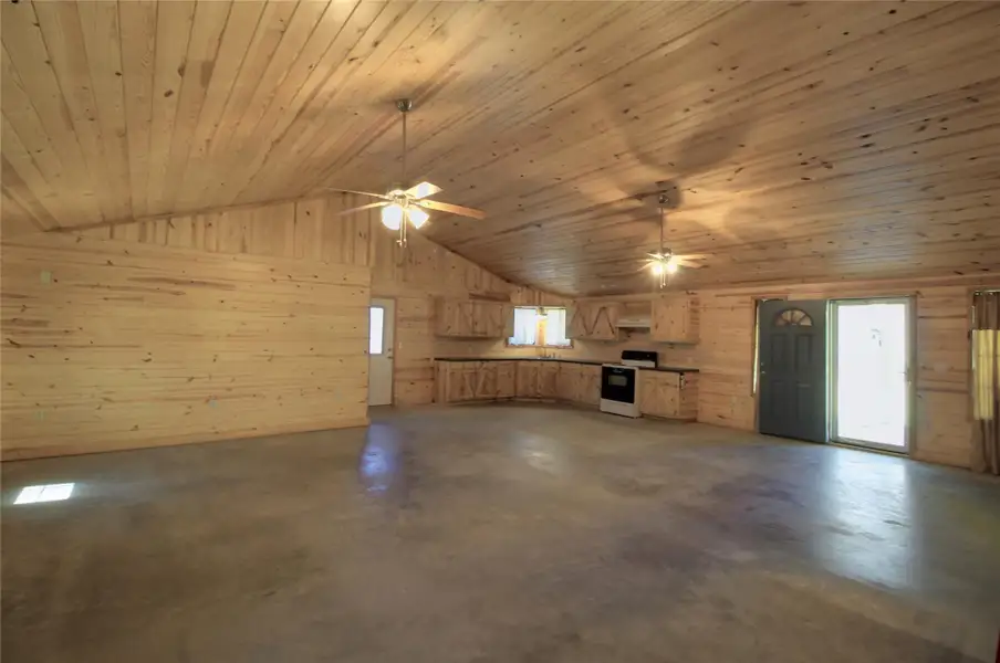 Spacious, unfurnished interior of a new home in , Lufkin (Image 4).