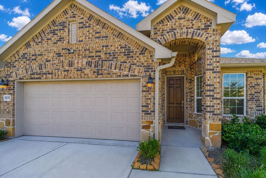 Exterior details and patio area of a home in Hunters Creek, Baytown (Image 19).