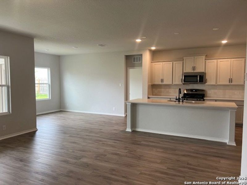 Spacious, unfurnished interior of a new home in Cordova Trails, Seguin (Image 8).