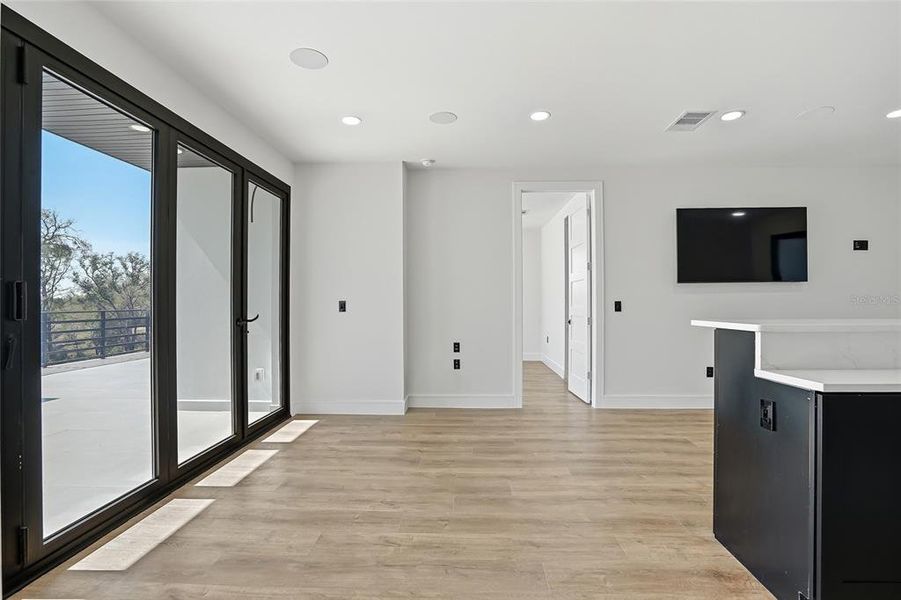 Spacious, unfurnished interior of a new home in , Tampa (Image 23).