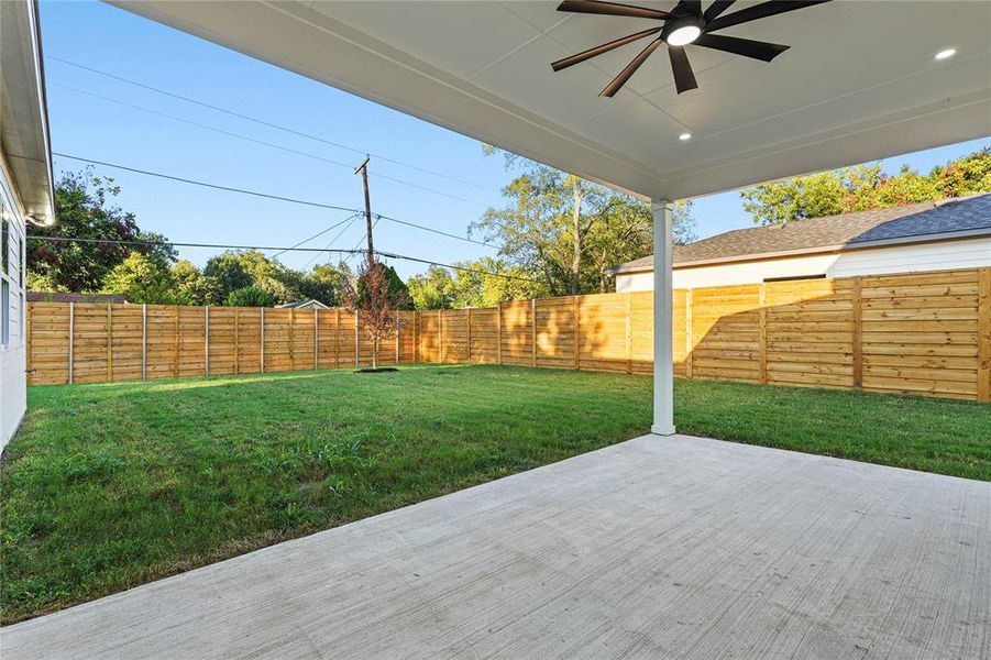 Exterior details and patio area of a home in , Dallas (Image 4).