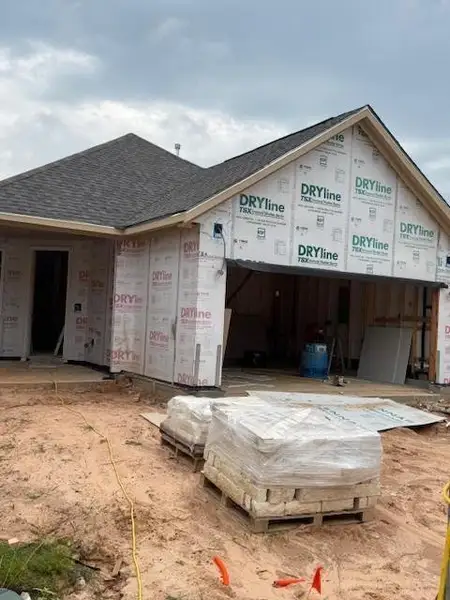 Front exterior of a new home in Evergreen 40', Conroe, TX, highlighting curb appeal (Image 2).
