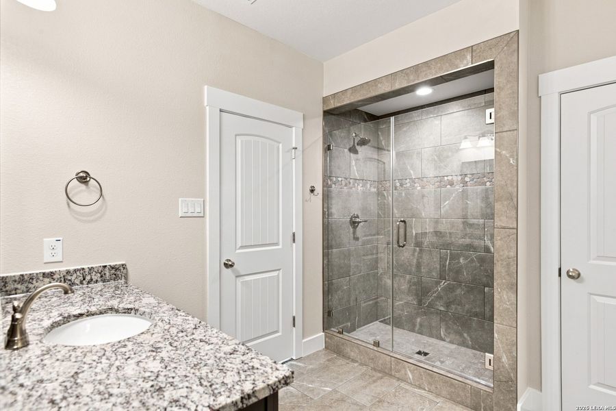 Furnished interior view inside a new home in Las Palomas Country Club Estates, La Vernia (Image 15).