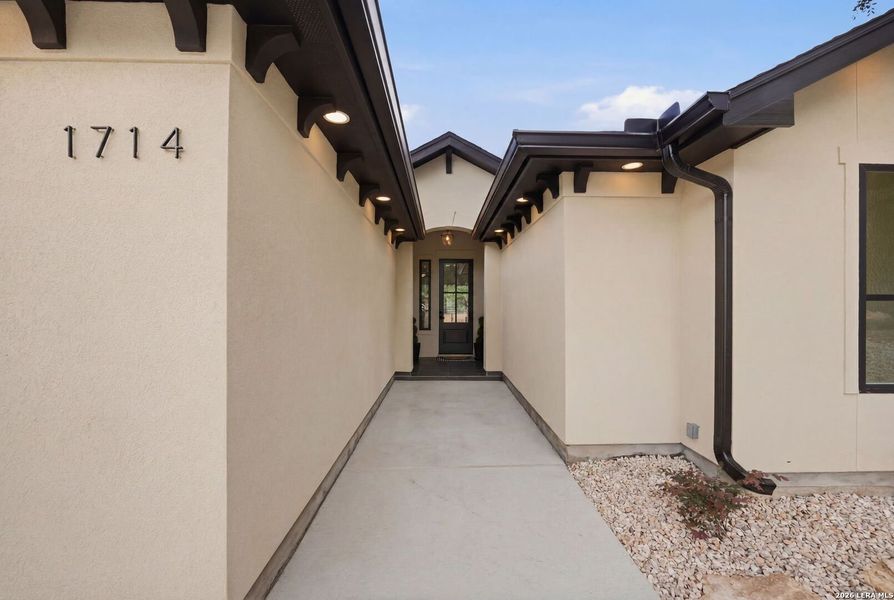 Exterior details and patio area of a home in , San Antonio (Image 4).