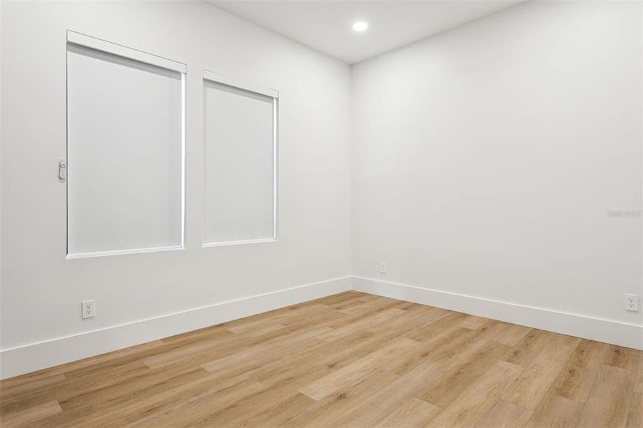 Spacious, unfurnished interior of a new home in , Tampa (Image 29).