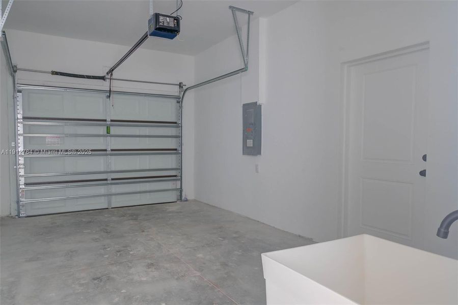 Spacious, unfurnished interior of a new home in , Lehigh Acres (Image 10).