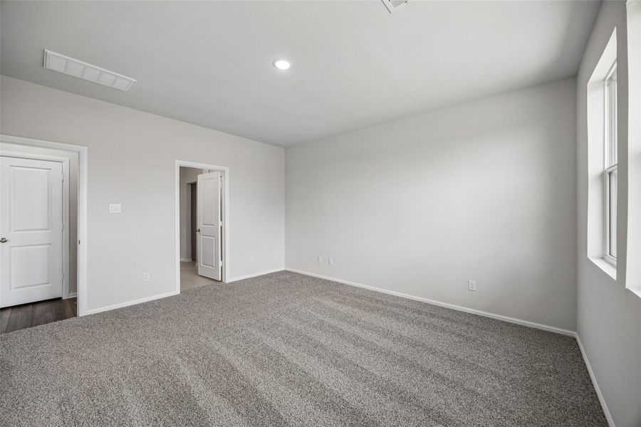 Spacious, unfurnished interior of a new home in Saint Tropez, Huffman (Image 25).