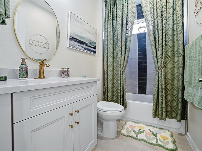 Furnished interior view inside a new home in , Tavares (Image 20).