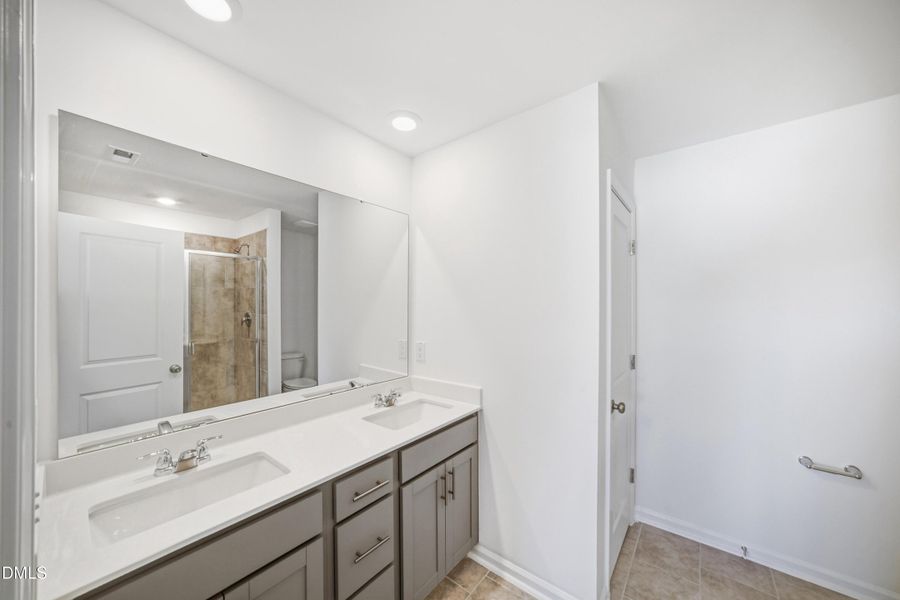 SUN_ElmGrove_Pic_Wyatt_OwnersBath_2of2