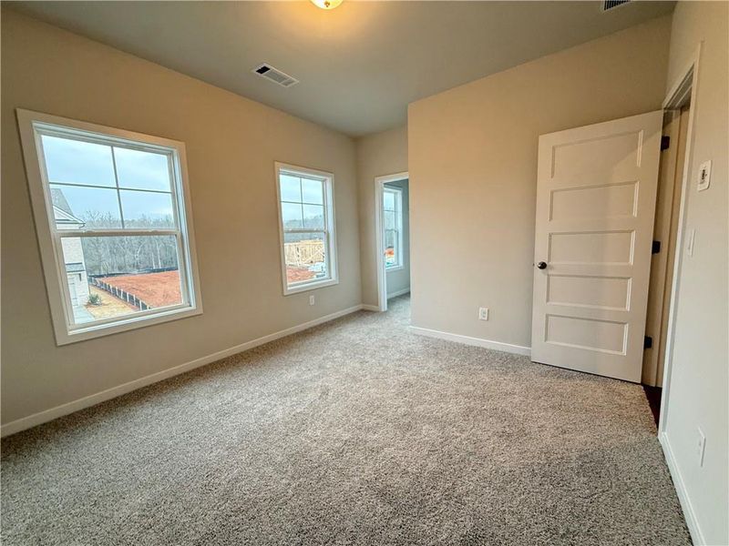 Spacious, unfurnished interior of a new home in Ponderosa Farms Manor, Gainesville (Image 17).